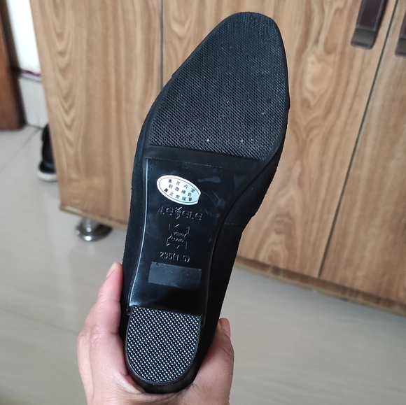 Black imported Block Heel - Picture 7 of 10